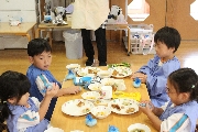 夏期保育　2日目　おにぎりつくり